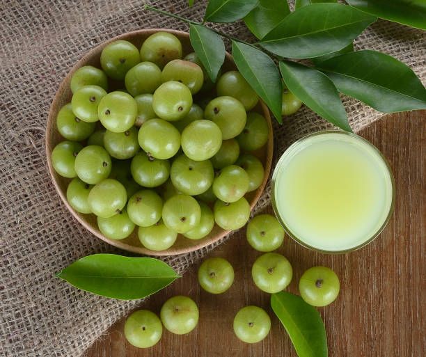 Amla (Indian gooseberry) → Packed with vitamin C, it strengthens vessels, reduces cholesterol, and helps stabilize BP naturally
